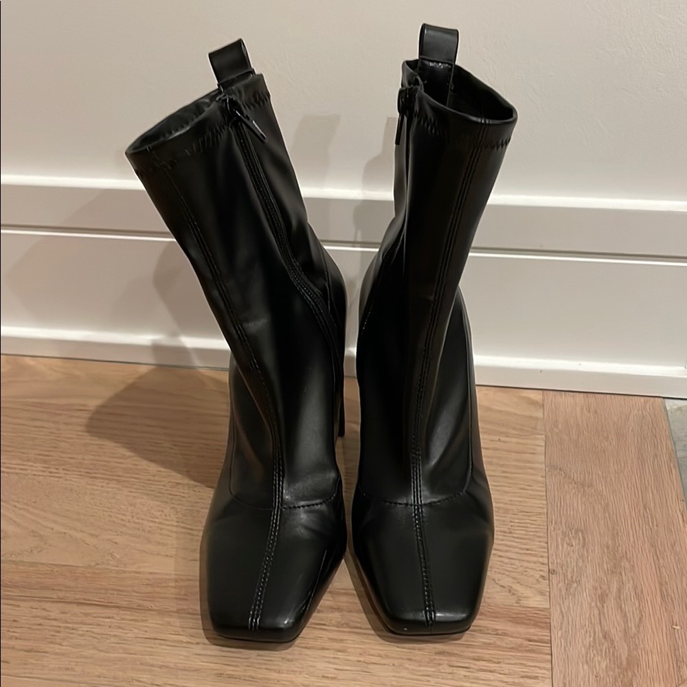 Zara Black Heeled Boots with Chunky Heel and Square-Toe Design